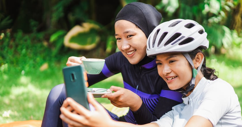 Two individuals looking at cellphone.